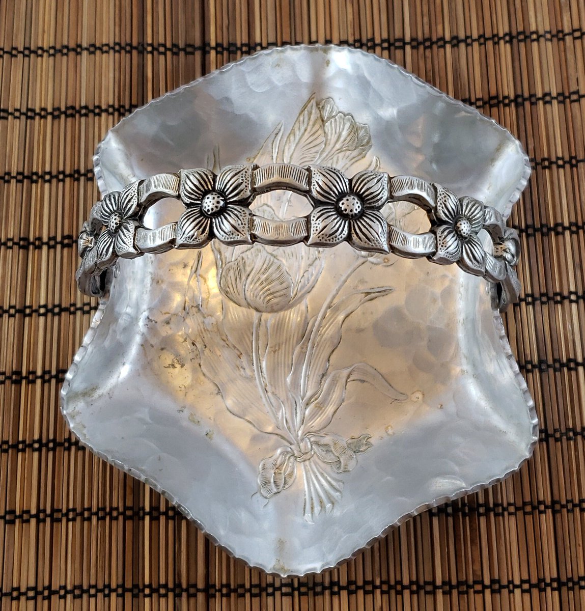 atticesoterica's tweet photo. Vintage Hand Wrought, Created By Rodney Kent (429) Aluminum Display Dish/Trinket Bowl With Flower Handle, Tulip Floral Motif Center, Wavy https://t.co/ln57kS28ua #Vintage #antique #Etsy #AtticEsoterica #HammeredTexture https://t.co/7RmdcnuT52