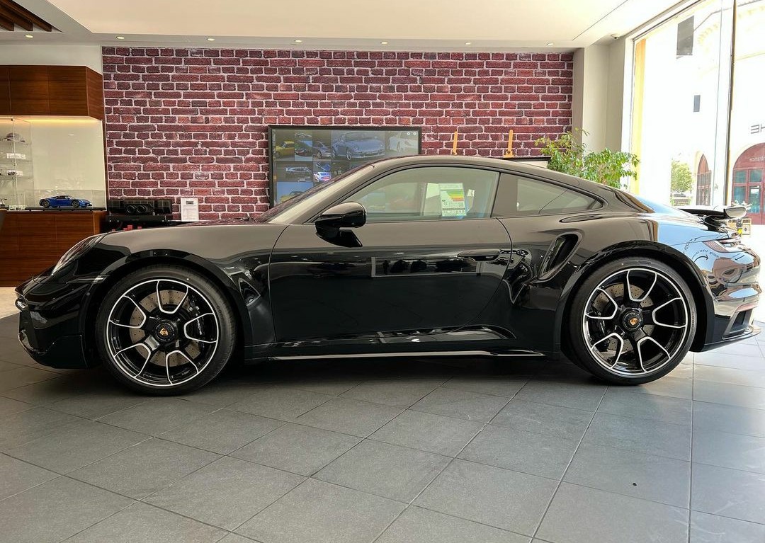 PorscheCIub's tweet photo. Black 992 Turbo https://t.co/LtLB5c7jPf