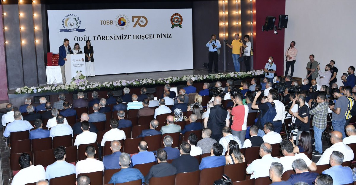 RHisarciklioglu's tweet photo. Antakya Ticaret ve Sanayi Odası ile Antakya Ticaret Borsası’nın birlikte düzenlediği Müşterek Ödül Töreni’nde Hatay ekonomisine katkı sağlayan girişimcilerimize fazlasıyla hak ettikleri ödüllerini takdim ettik. @AntakyaTso @Antakyatb https://t.co/9eNeHL9sMn