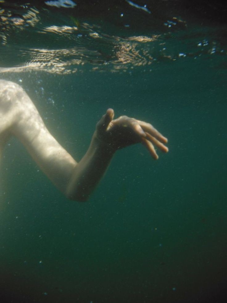 Огромная лампа светила человеку прямо в глаза, множество хирургических предметов было разбросано по железным подносам, но ни один из них не испачкан. 

— Вы очнулись. Какой приятный сюрприз. Надеюсь, Вы не потеряли память и помните на что согласились.