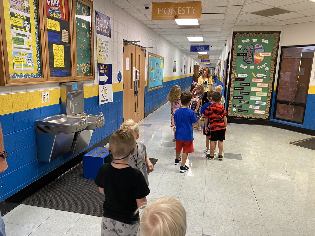 foxc6super's tweet photo. #FoxC6StrongFirstDay Seckman Elementary Kindergarten Students moving between classes, setting up for Art, and lining up for PE! https://t.co/Fvmr6bnVrA