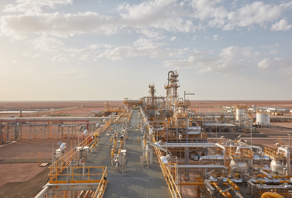 TheAlgiersPost's tweet photo. 🇩🇿| #Sonatrach a aujourd'hui annoncé la découverte d'un gisement de pétrole dans la wilaya d'Adrar. D'après les experts du groupe, le volume de ce gisement est estimé entre 50 et 150 millions de barils. Cette découverte intervient en pleine remontée des cours du pétrole. #Algérie https://t.co/aVVPd5Lwom
