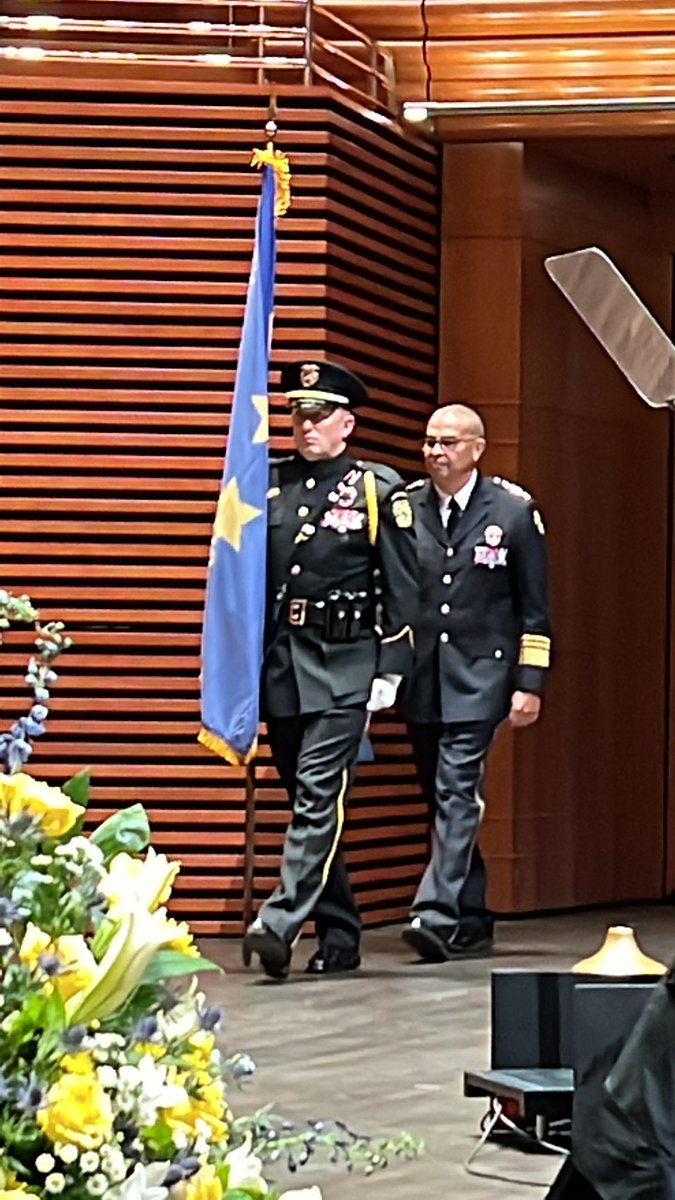 Congratulations to Chief Smith as the 40th <a href="/OrlandoPolice/">Orlando Police</a> @OrlandoPDChief. Thank you <a href="/orlandomayor/">Mayor Buddy Dyer</a> &amp; <a href="/citybeautiful/">City of Orlando</a> for the honor to serve as the 39th Chief.