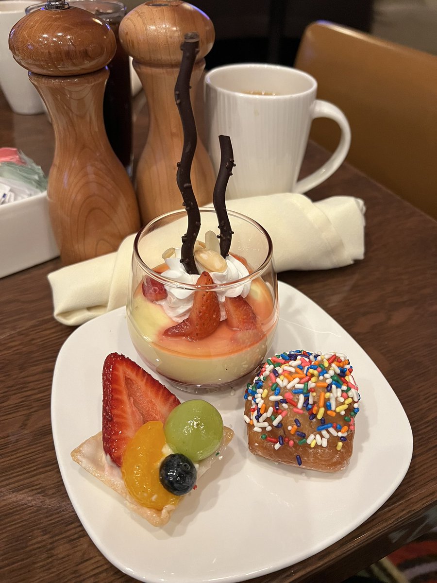 Oceanpup's tweet photo. Breakfast of champions at @AtlantisReno buffet before the @iNinjaPoker Tag Team tournament tonight.
#AlreadyWinning https://t.co/h2QSRHBdt6