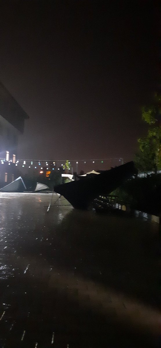 NurEbrar13's tweet photo. Gündüz gibi bir gece, kovalardan boşalır gibi yağmur, yıkılan çadırlar bide içimi dağlayan pişmanlıklar. Tesbihimde var dertlerime derman olana yol olsun diye. https://t.co/NokuSGbYMh