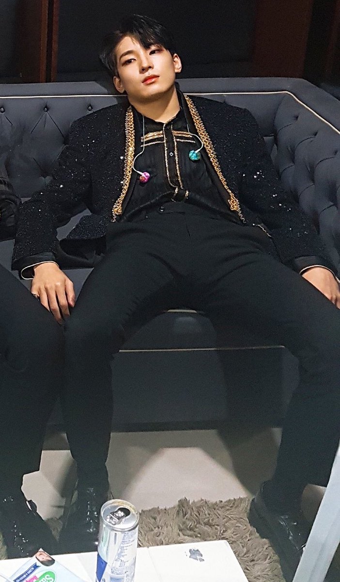 wonnnwoo's tweet photo. HAVE YOU DONE A THREAD OF WONWOO MANSPREADING?? i always see him looking all tiny with his legs crossed — i got you https://t.co/QUQY8F33XD https://t.co/uy5ZGv2iZD