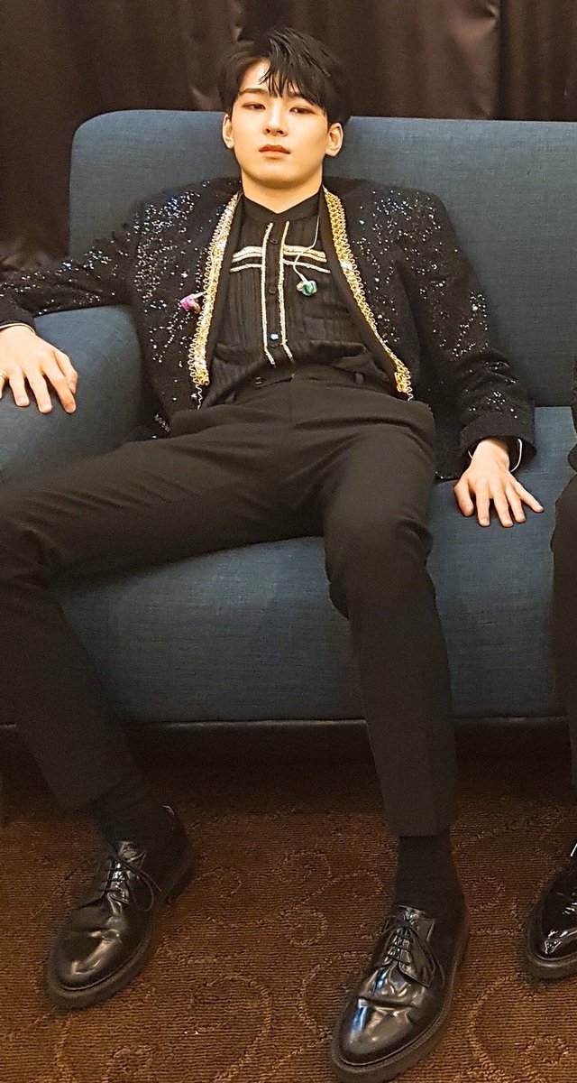 wonnnwoo's tweet photo. HAVE YOU DONE A THREAD OF WONWOO MANSPREADING?? i always see him looking all tiny with his legs crossed — i got you https://t.co/QUQY8F33XD https://t.co/uy5ZGv2iZD