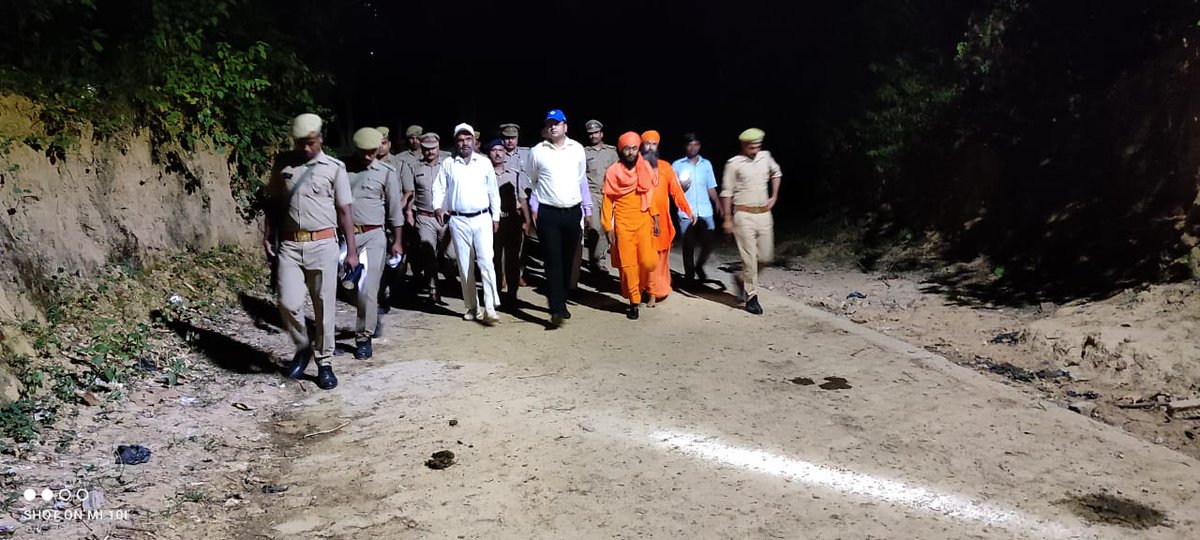 shosirsiyasvi's tweet photo. #digdevipatan श्री उपेंद्र अग्रवाल द्वारा थाना सिरसिया क्षेत्रांतर्गत विभूति नाथ मंदिर पर कजरी तीज के अवसर पर लगने वाले मेला स्थल का किया गया निरीक्षण।इस दौरान पुलिस अधीक्षक श्री अरविंद कुमार मौर्य, #ASP @KCGoswami1 व थानाध्यक्ष सिरसिया सहित अन्य अधिकारी/कर्मचारी गण उपस्थित रहे। https://t.co/vgFPuTzVFT