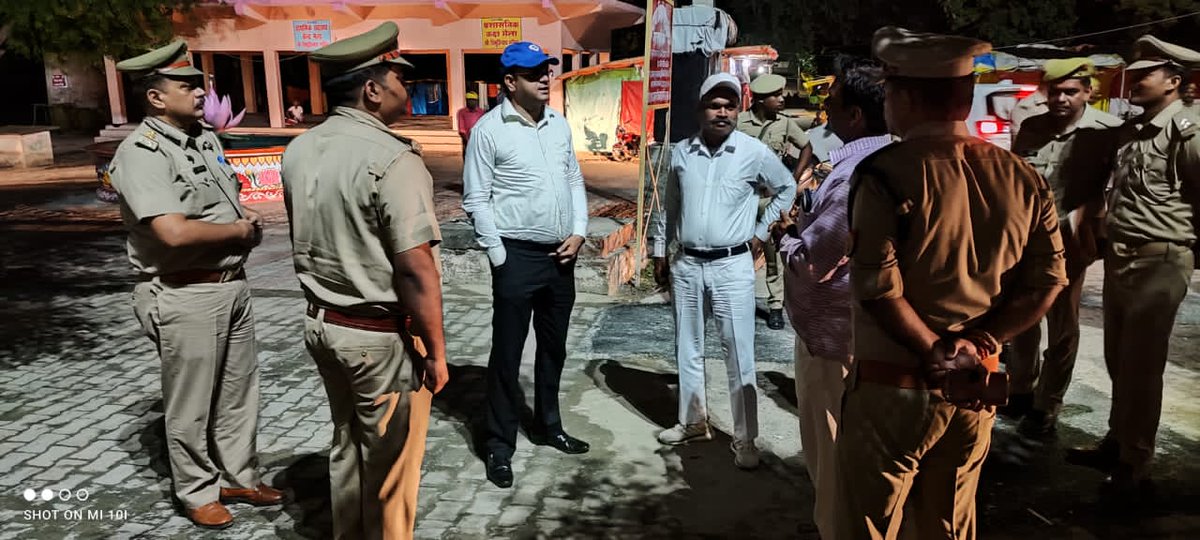 shosirsiyasvi's tweet photo. #digdevipatan श्री उपेंद्र अग्रवाल द्वारा थाना सिरसिया क्षेत्रांतर्गत विभूति नाथ मंदिर पर कजरी तीज के अवसर पर लगने वाले मेला स्थल का किया गया निरीक्षण।इस दौरान पुलिस अधीक्षक श्री अरविंद कुमार मौर्य, #ASP @KCGoswami1 व थानाध्यक्ष सिरसिया सहित अन्य अधिकारी/कर्मचारी गण उपस्थित रहे। https://t.co/vgFPuTzVFT