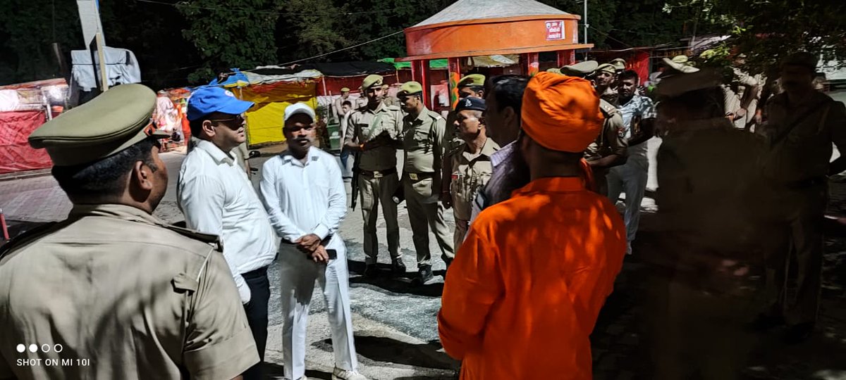 shosirsiyasvi's tweet photo. #digdevipatan श्री उपेंद्र अग्रवाल द्वारा थाना सिरसिया क्षेत्रांतर्गत विभूति नाथ मंदिर पर कजरी तीज के अवसर पर लगने वाले मेला स्थल का किया गया निरीक्षण।इस दौरान पुलिस अधीक्षक श्री अरविंद कुमार मौर्य, #ASP @KCGoswami1 व थानाध्यक्ष सिरसिया सहित अन्य अधिकारी/कर्मचारी गण उपस्थित रहे। https://t.co/vgFPuTzVFT