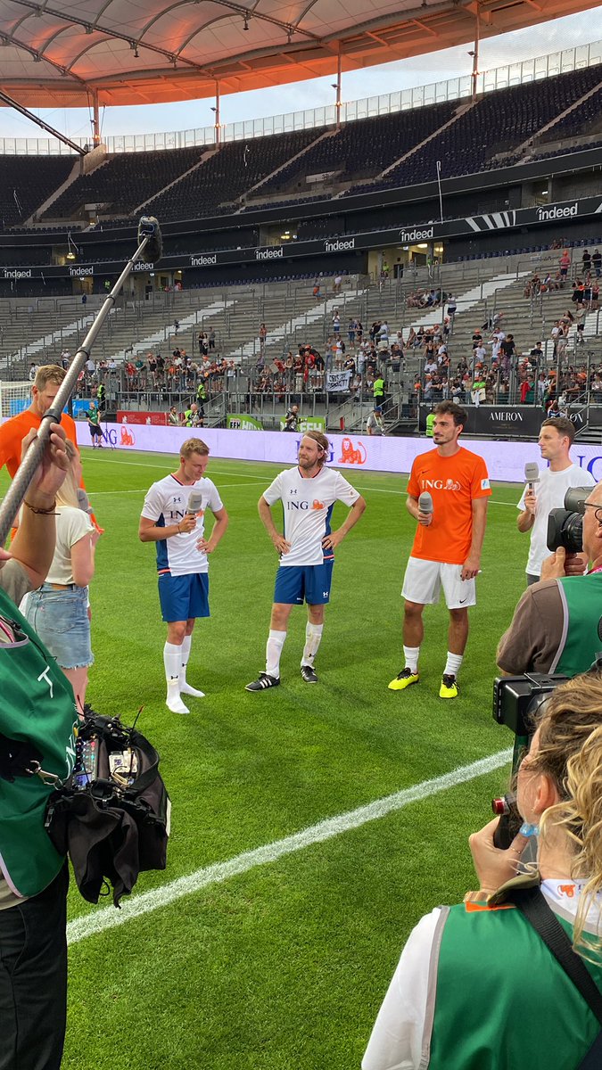 **sponsored by <a href="/ING_Deutschland/">ING Deutschland</a>**

Zum Abschluss unserer Sendung beim <a href="/Benefizkick/">ChampionsForCharity</a> stellen sich <a href="/SchumacherMick/">Mick Schumacher</a>, <a href="/matshummels/">Mats Hummels</a> <a href="/swish41/">Dirk Nowitzki</a> und Sebastian #Vettel den Fragen von <a href="/Ruth_Hofmann/">Ruth Hofmann</a> und <a href="/JochenStutzky/">Jochen Stutzky</a> 

#ChampionsForCharity