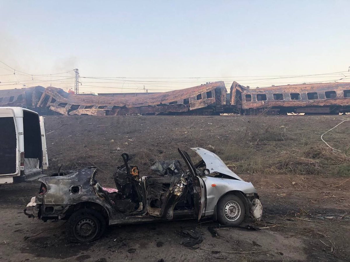AricToler's tweet photo. Some photos coming in of the Russian strike on a railway station in Сhaplyne (between Donetsk and Dnipro). Zelensky said that there are at least 15 killed/50 wounded, making it one of the deadliest single strikes since the Russian strike on Kramatorsk.
https://t.co/n3DWJlPaeU https://t.co/aoxjeqByXV