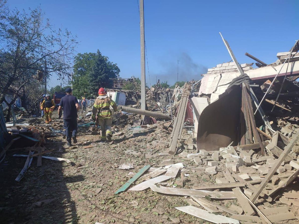 AricToler's tweet photo. Some photos coming in of the Russian strike on a railway station in Сhaplyne (between Donetsk and Dnipro). Zelensky said that there are at least 15 killed/50 wounded, making it one of the deadliest single strikes since the Russian strike on Kramatorsk.
https://t.co/n3DWJlPaeU https://t.co/aoxjeqByXV