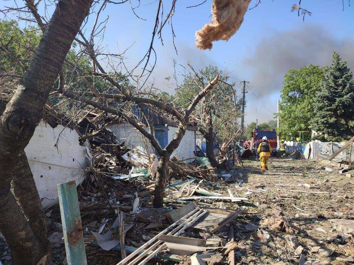 AricToler's tweet photo. Some photos coming in of the Russian strike on a railway station in Сhaplyne (between Donetsk and Dnipro). Zelensky said that there are at least 15 killed/50 wounded, making it one of the deadliest single strikes since the Russian strike on Kramatorsk.
https://t.co/n3DWJlPaeU https://t.co/aoxjeqByXV