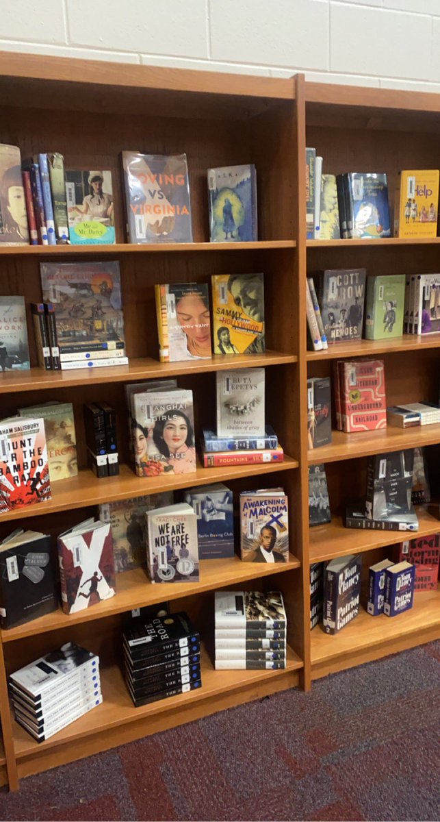theMHSLibrary's tweet image. Taking books from traditional shelving to ⭐️ dynamic shelving! My Type A is being challenged! 📚 😎#dynamicshelving #willitwork