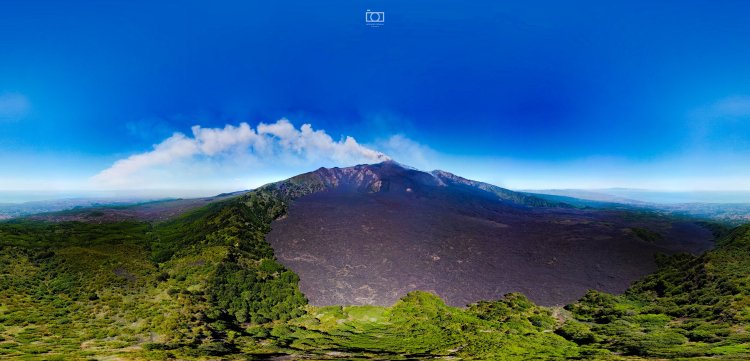 Eastern Flank of Mt. Etna by Rosario Catania.
Photo shows Mt. Etna as seen in its eastern guise, above its ancient eruptive centers. This depression dates back between 7-10,000 yrs.
In the distance: city of #Catania; Ionian Sea; coast of #Calabria. #italy
epod.usra.edu/blog/2022/08/e…