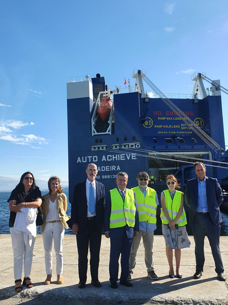 PuertoDeVigo's tweet photo. El Puerto de Vigo y la naviera UECC, especializada en el transporte de #vehículos y líder en la introducción del uso de Gas Natural Licuado #GNL, marcan un nuevo hito en la estrategia de #PuertoVerde con la primera escala en España del buque híbrido #AutoAchieve. https://t.co/pYon6B4xHo