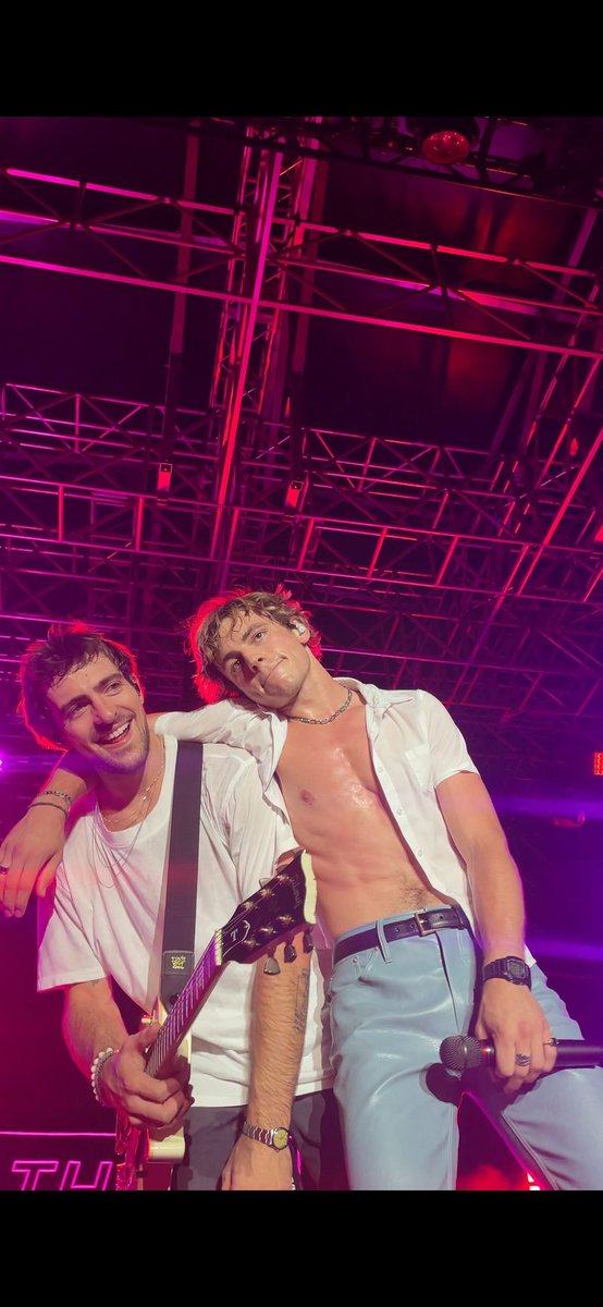 StephiiCo's tweet photo. Cool photos of @thedriverera that they can’t seem to notice 🙃👩🏻‍🦯 a thread https://t.co/tiWTxESKiX
