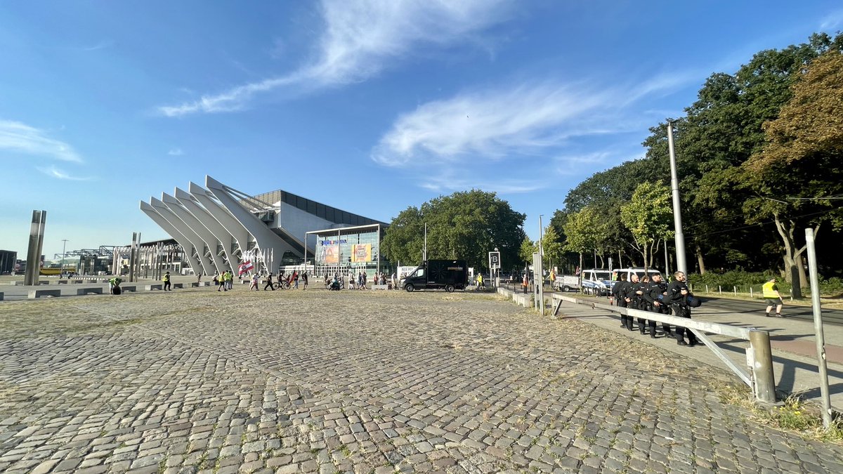 afdwatchbremen's tweet photo. Die verschwörungsideologische Szene versuchte Mittwoch erneut einen Aufmarsch. Nur wenige Personen des Spektrums nahmen an der inhaltslosen und grotesken Darbietung teil. - Mit dem nötigen Abstand wird ihre gesellschaftspolitische Bedeutung in #Bremen sichtbar. #noafd #hb2408 https://t.co/1XgZeX8z2h