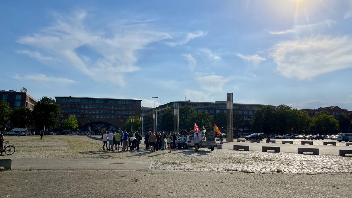 afdwatchbremen's tweet photo. Die verschwörungsideologische Szene versuchte Mittwoch erneut einen Aufmarsch. Nur wenige Personen des Spektrums nahmen an der inhaltslosen und grotesken Darbietung teil. - Mit dem nötigen Abstand wird ihre gesellschaftspolitische Bedeutung in #Bremen sichtbar. #noafd #hb2408 https://t.co/1XgZeX8z2h