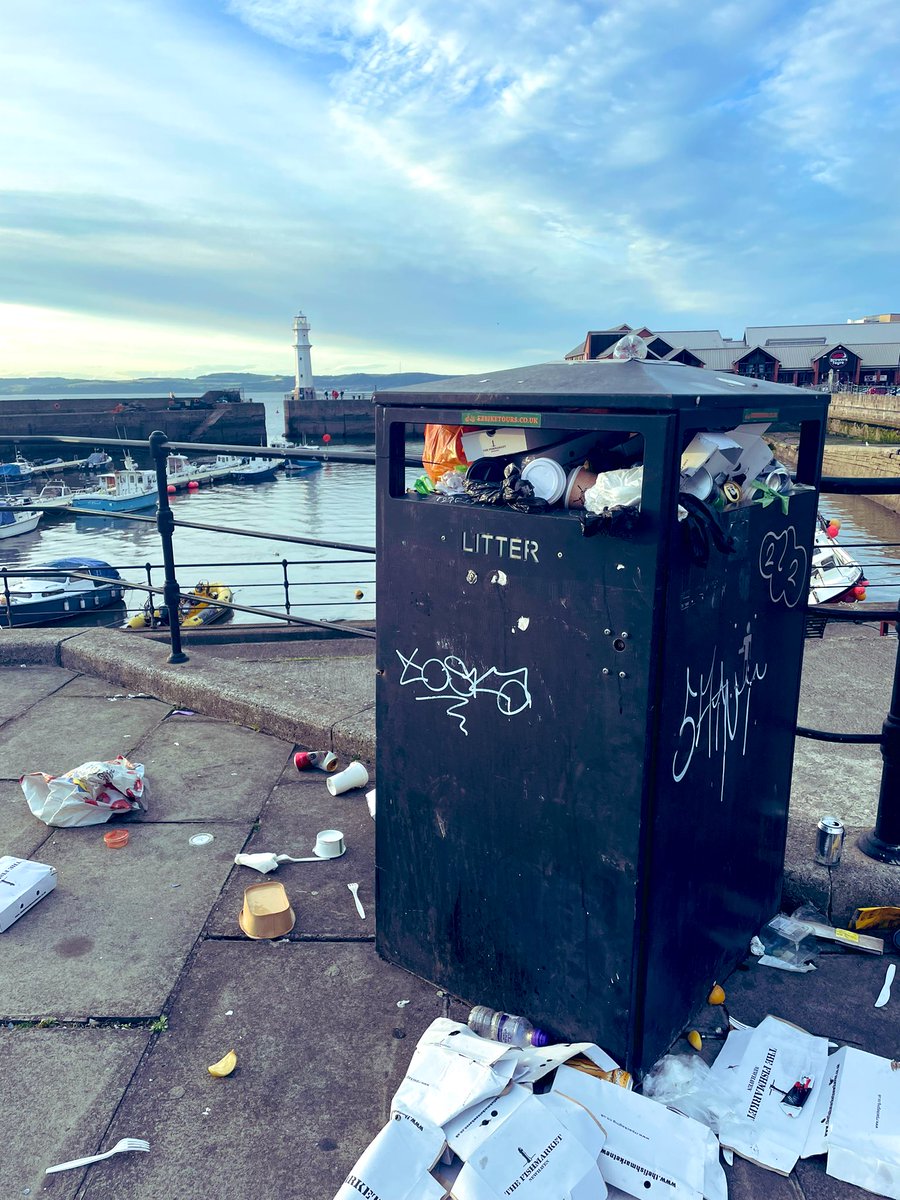 Twitter v reality #EdinburghBinStrike style. No where near as bad down my neck of the woods as it is in town but still a sorry sight. Pay the bin workers fairly <a href="/Edinburgh_CC/">The City of Edinburgh Council</a>