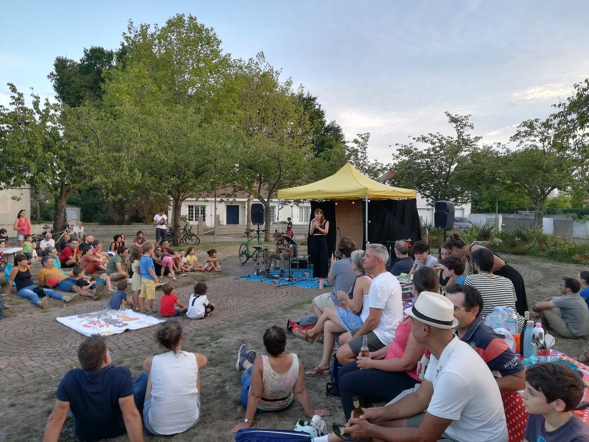 PYL_Nantes's tweet photo. à l'invitation de Nos Rues Demain, une des placettes de #SaintSeb est investie par les habitants pour le concert de Ghost on a Wire qui a choisi de faire sa tournée en vélo pour réduire son impact, comme en écho au rapport du shift project sur l'impact carbone de la culture. https://t.co/k620L8b6Tc