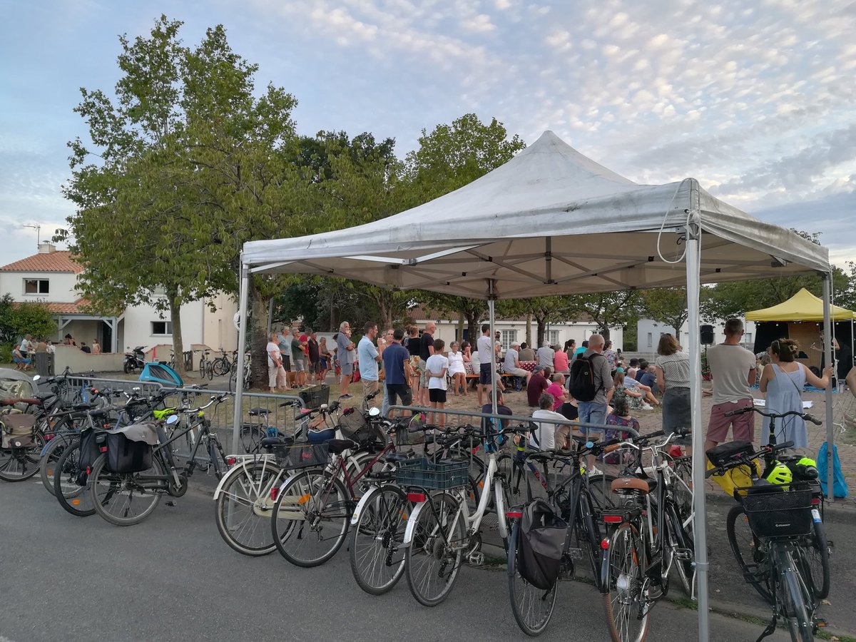 PYL_Nantes's tweet photo. à l'invitation de Nos Rues Demain, une des placettes de #SaintSeb est investie par les habitants pour le concert de Ghost on a Wire qui a choisi de faire sa tournée en vélo pour réduire son impact, comme en écho au rapport du shift project sur l'impact carbone de la culture. https://t.co/k620L8b6Tc