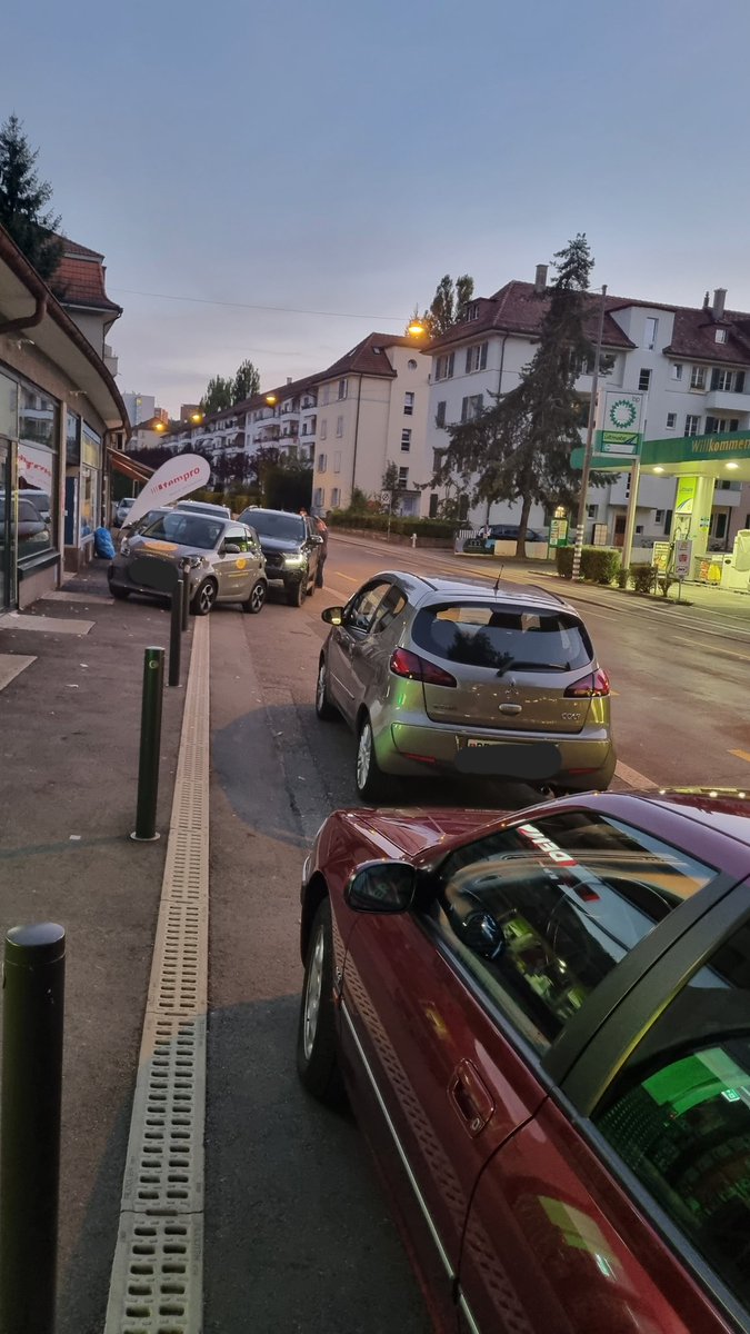 mcw_bern's tweet photo. Was der motorisierte Individualverkehr dem Fussgänger am Loryplatz so übrig lässt... #ReclaimTheTrottoires #VieleTonnenEgoismus https://t.co/MX15bX0gz0