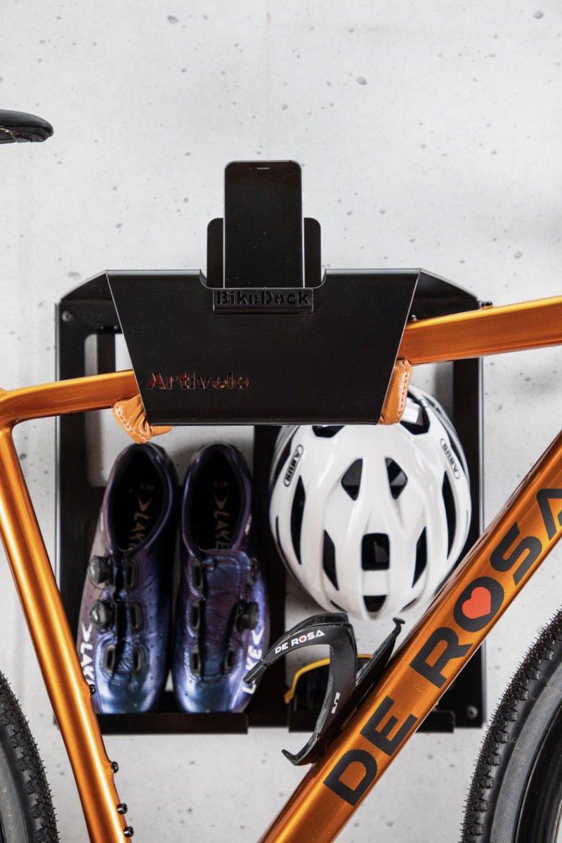 Artivelo_com's tweet photo. De BikeDock Loft heeft 2 verplaatsbare schappen en 3 verplaatsbare haken en kan worden ingedeeld volgens je eigen behoeften.

#derosa #derosabikes #campagnolo #ride100percent #lakecycling #lakecyclingshoes #italianbike #italiancycling #italianbikes #wielrennen #cycling https://t.co/D6l6nyyQXR