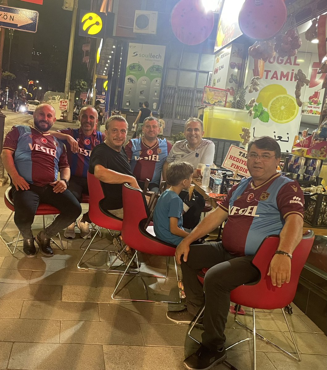 IbrahimKotan61's tweet photo. @erdalhos kardeşim ve Akrabalarımla birlikte #Trabzonspor #Copenague @suleymankotan61 @yusufhaldizoglu @HaldizogluH61 @HASANHALDIZOLU1 https://t.co/cJg7BHxRHD