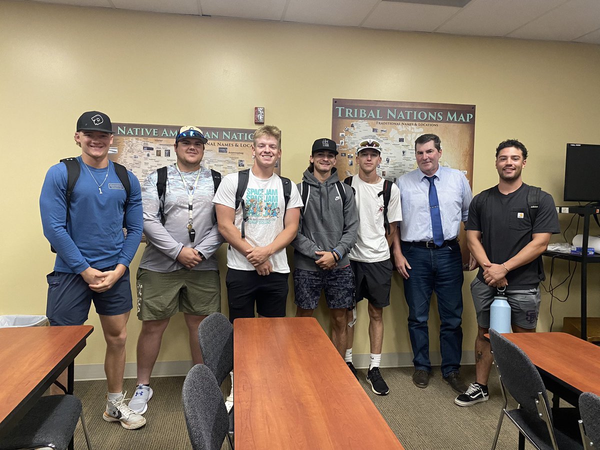 BreckBurris7's tweet photo. #PicsWProfessors #Blazers @asumhbsbl https://t.co/N9zFn6j17F