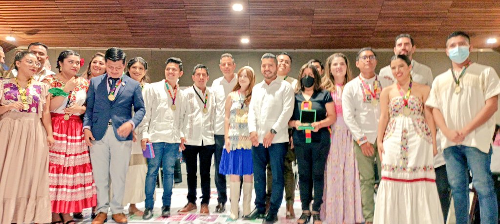 Jarumymendez's tweet photo. El espíritu es acompañarnos, ser aliados, amigos y hermanos hasta conquistar pasito a pasito nuestros sueños. Eso es pertenecer a una generación @Kybernus 

✨Felices de ver a amigos recibir el Premio Estatal de la Juventud 2022, un reconocimiento a su trabajo y talento https://t.co/pMpkPQCXei