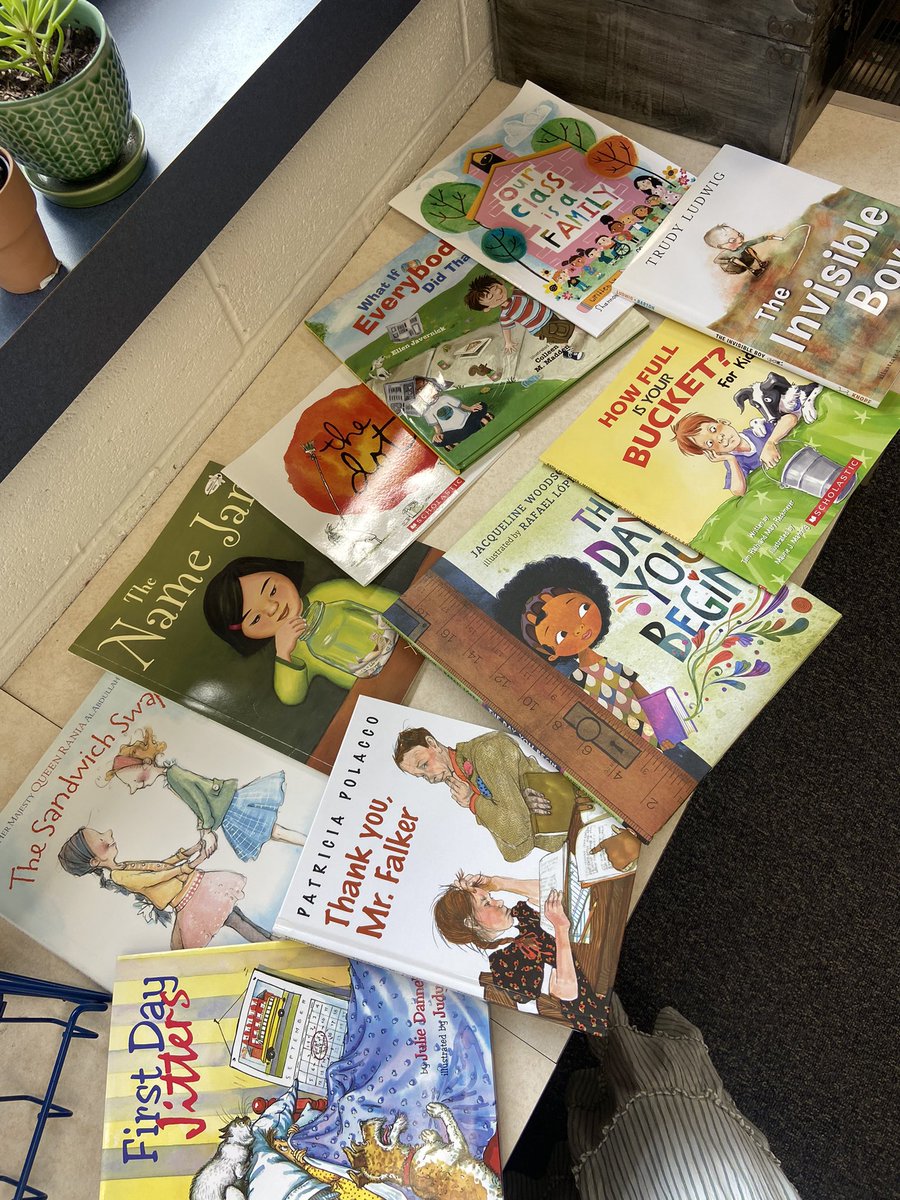 farrell_k5's tweet photo. My favorite back to school read alouds 📚😍 #BeEvergreen #backtoschool https://t.co/sdmb8EChQK