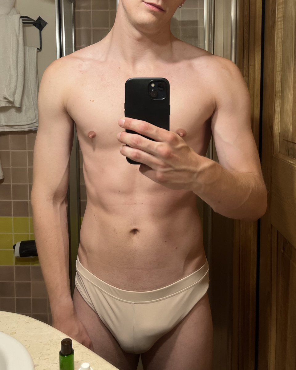 blondtwunk_ tweet picture