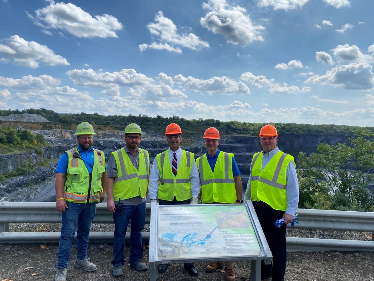 hd_materialsNA's tweet photo. Our Lehigh Cement team in Evansville, PA, hosted @RepMeuser yesterday for a plant tour. Always an exciting opportunity to highlight our operations and bring awareness about the construction materials industry. #LehighHanson #MaterialToBuildOurFuture https://t.co/hLkdoRAZJo