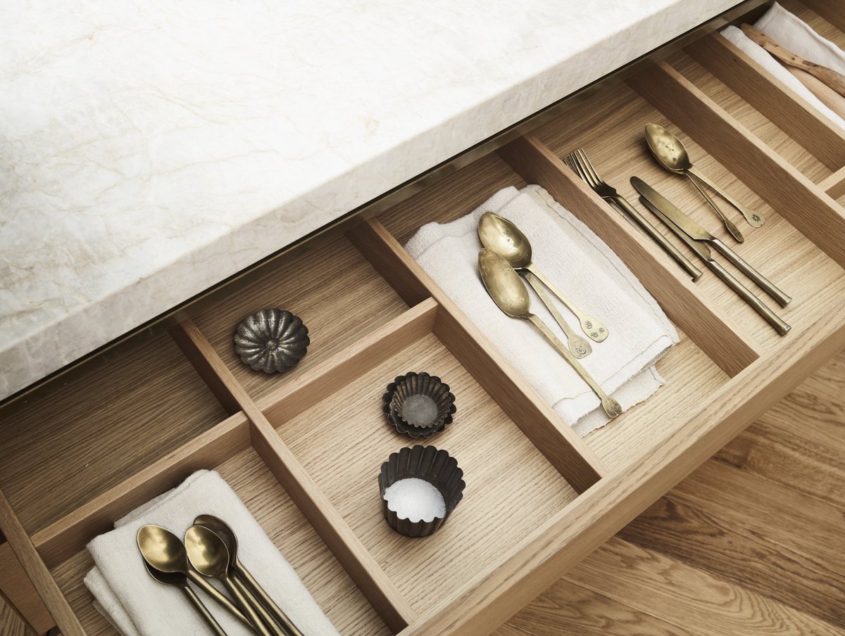 roundhouse_dsgn's tweet photo. Design is in the details – beautiful storage solutions for kitchens of all shapes and sizes.
#roundhousedesign #interiordesign #kitchen #kitchendesign #kitchendesigner #kitchendecor #kitchenmaker #kitchenstorage #bespokekitchen #kitchenideas #storagesolutions https://t.co/3PWHEP9QFx