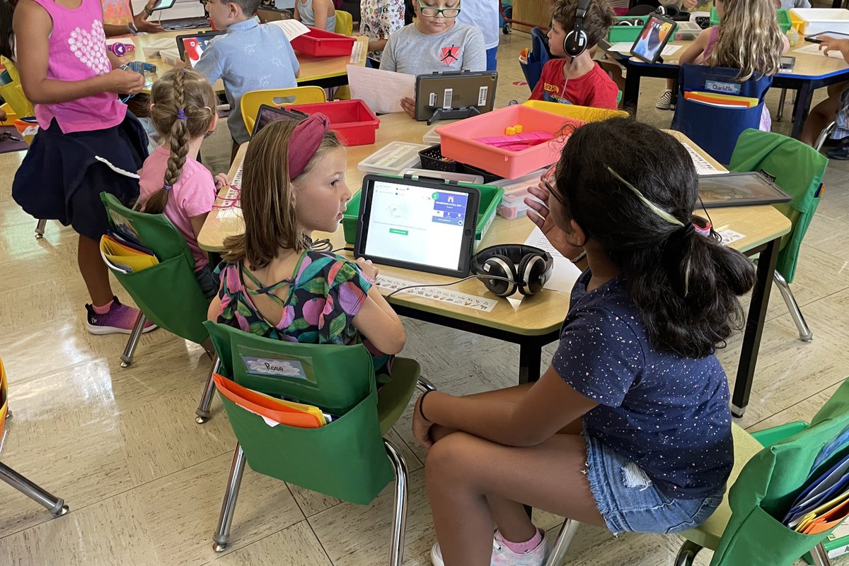 MBPrimack's tweet photo. 4th graders lead the kindys through ipad training! #kiplingway #mccullochcorner https://t.co/JMA52pF2cW