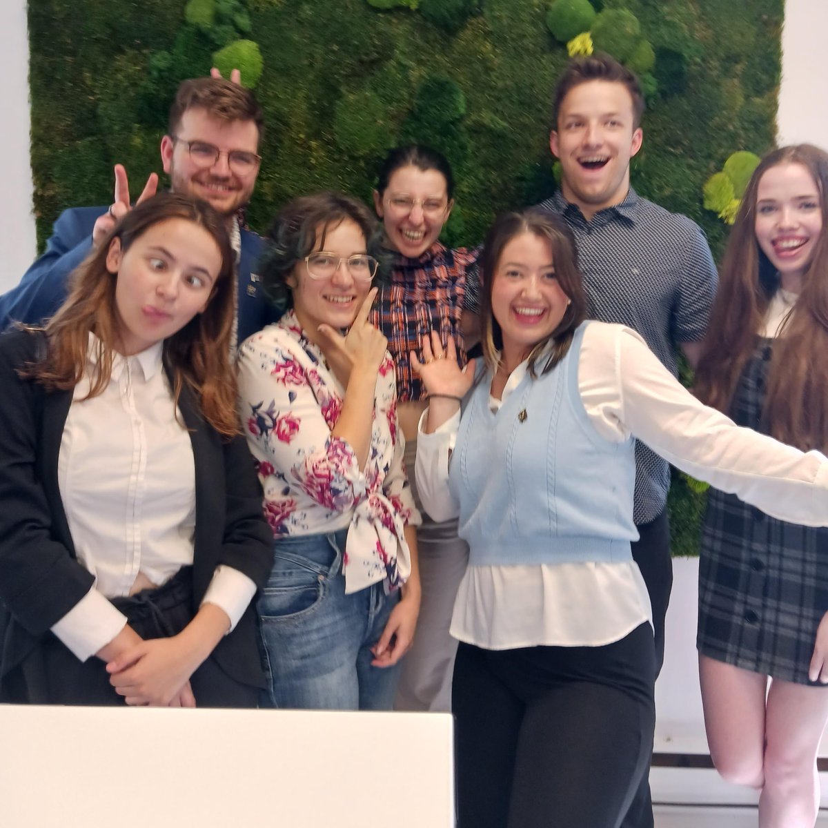 fjcf_ca's tweet photo. Pour la première fois depuis beaucoup trop longtemps, le bureau de la FJCF a reçu une délégation jeunesse en préparation du Sommet des consultations pancanadiennes sur les langues officielles! 

@Patrimoinecdn @laFESFO @CJFCB @boomdanstaface @ClaudyaLeclerc @MargueriteTolg https://t.co/fAfIlAtvWy