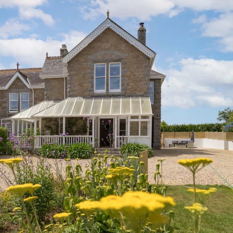 ⭐️ S T A R   P R O P E R T Y ⭐️​​​​​​​​
​​​​​​​​
The Bowery, sleeping six, is a stunning terraced Victorian house, situated near the pretty fishing village of Newlyn. 

​​​​​​This house has been sensationally styled and is set i