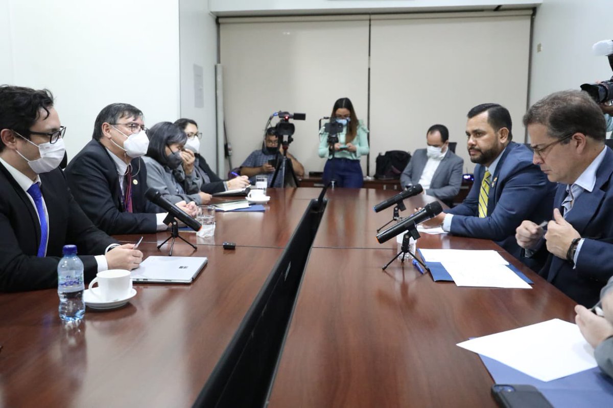 #CITACIÓN Continúo dando seguimiento a los proyectos de contribución voluntaria con los que se podrían beneficiar miles de trabajadores independientes y de la economía informal, por lo que nos hemos reunido nuevamente con personeros del Instituto Guatemalteco De Seguridad

1/2