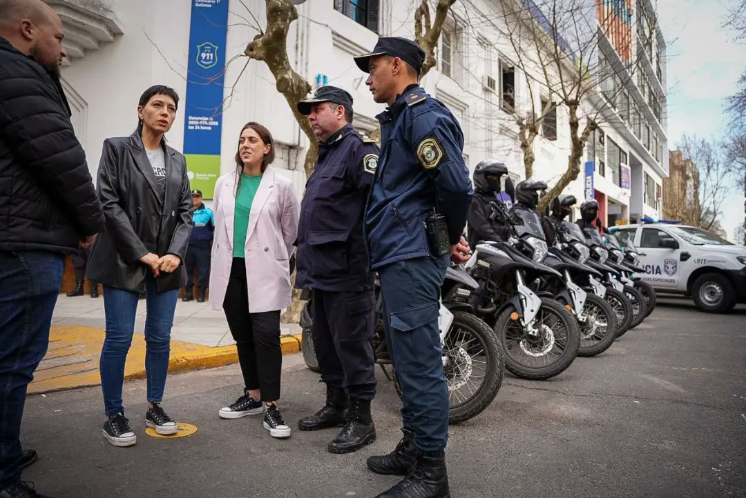 QuilmesMuni's tweet photo. 👮🏻‍♂️👮🏻‍♀️Luego de una reunión de trabajo con las autoridades de la Comisaría 1ra de Quilmes, la intendenta, @mayrasmendoza, y el secretario de Seguridad, @gaspodestefano, supervisaron el inicio de un nuevo operativo de seguridad en nuestra ciudad.

#SomosQuilmes💜👍🏼 https://t.co/RuIW4aSqr0