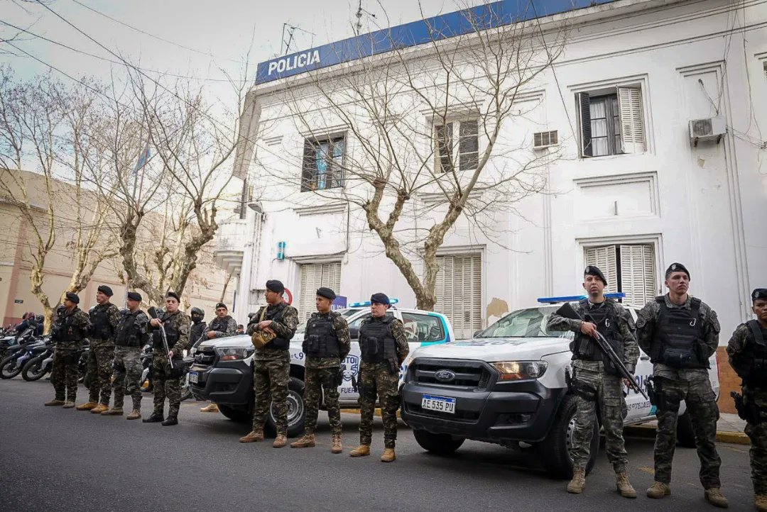 QuilmesMuni's tweet photo. 👮🏻‍♂️👮🏻‍♀️Luego de una reunión de trabajo con las autoridades de la Comisaría 1ra de Quilmes, la intendenta, @mayrasmendoza, y el secretario de Seguridad, @gaspodestefano, supervisaron el inicio de un nuevo operativo de seguridad en nuestra ciudad.

#SomosQuilmes💜👍🏼 https://t.co/RuIW4aSqr0