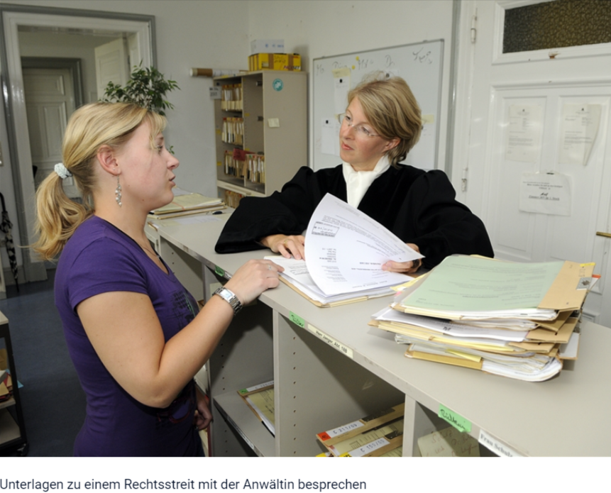 DotComLaw's tweet photo. Großartig auch zu "Justizangestellte/r" - Anwältin mit Robe auf der Geschäftsstelle #Berufenet cc @CurwaCollegen https://t.co/v2Coy1DcXr
