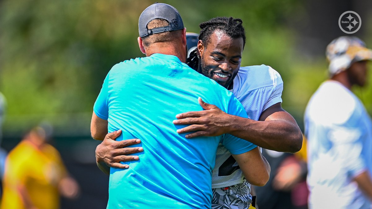 steelers's tweet photo. A familiar face stopped by practice today. 👋 https://t.co/RVenOCRMLl