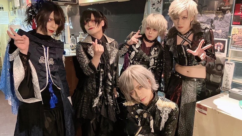 SigMemo_world's tweet photo. #Shiro ⚊ 2022.08.21
⚊⚊⚊⚊
Once again, thanks for yesterday. It was way too fun. 

When I had to go on stage my stress was so high, and after the live my body was so sore that I had no more strength. When I realized I spent 2,5 years without Sigmemo, 
[...] https://t.co/ZcyED79SL2