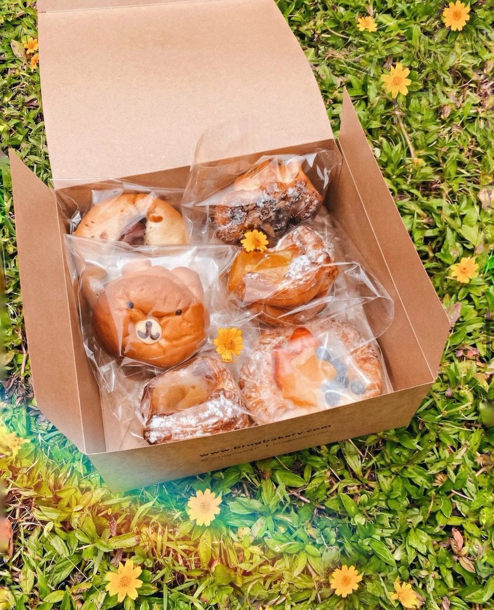 A box of BRUG Bakery pastries to fill your morning with happiness ☀️ What’s in your box? 🎁

📸 @fashionbyally

#japanesebakery #alamoanacenter #kahalamall #カハラモール　#allhawaiijp #hawaiibakery #yelphawaii #frolichawaii #hawaiisbestkitchens #havealohawilltrav