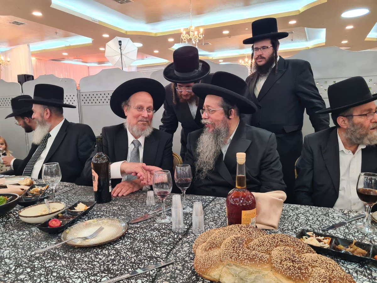 yaakov_melamed's tweet photo. האדמו"ר משבט הלוי וחה"כ משה גפני משתתפים כעת בחתונת בנו של ראש עיריית בני ברק ומזכיר מועצת גדולי התורה אברהם רובינשטיין https://t.co/wqcpBxbb0d