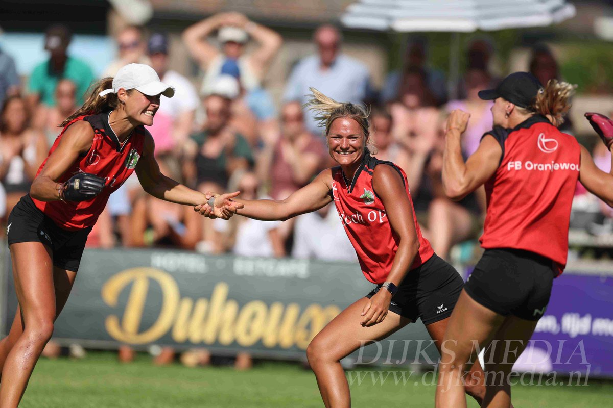 DijksMedia's tweet image. Nynke Sijbrandij (koningin) , Manon Scheepstra en Marrit Zeinstra winnen de Frouljus PC 2022 #damesPC #dijksmedia #knkb