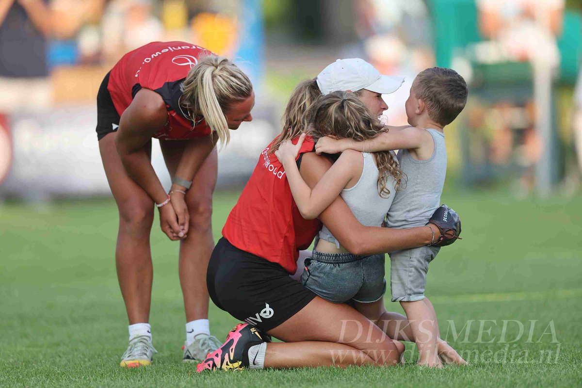 DijksMedia's tweet image. Nynke Sijbrandij (koningin) , Manon Scheepstra en Marrit Zeinstra winnen de Frouljus PC 2022 #damesPC #dijksmedia #knkb
