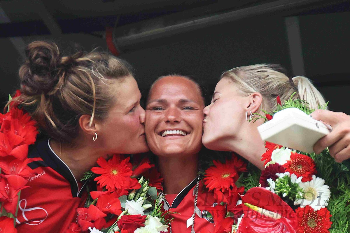 DijksMedia's tweet image. Nynke Sijbrandij (koningin) , Manon Scheepstra en Marrit Zeinstra winnen de Frouljus PC 2022 #damesPC #dijksmedia #knkb